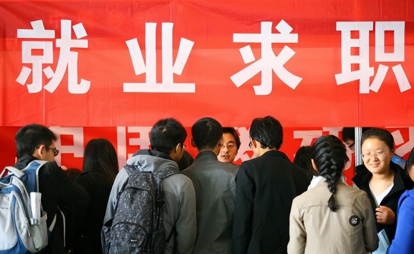 吸纳高校毕业生等青年就业，企业可享一次性扩岗补助！