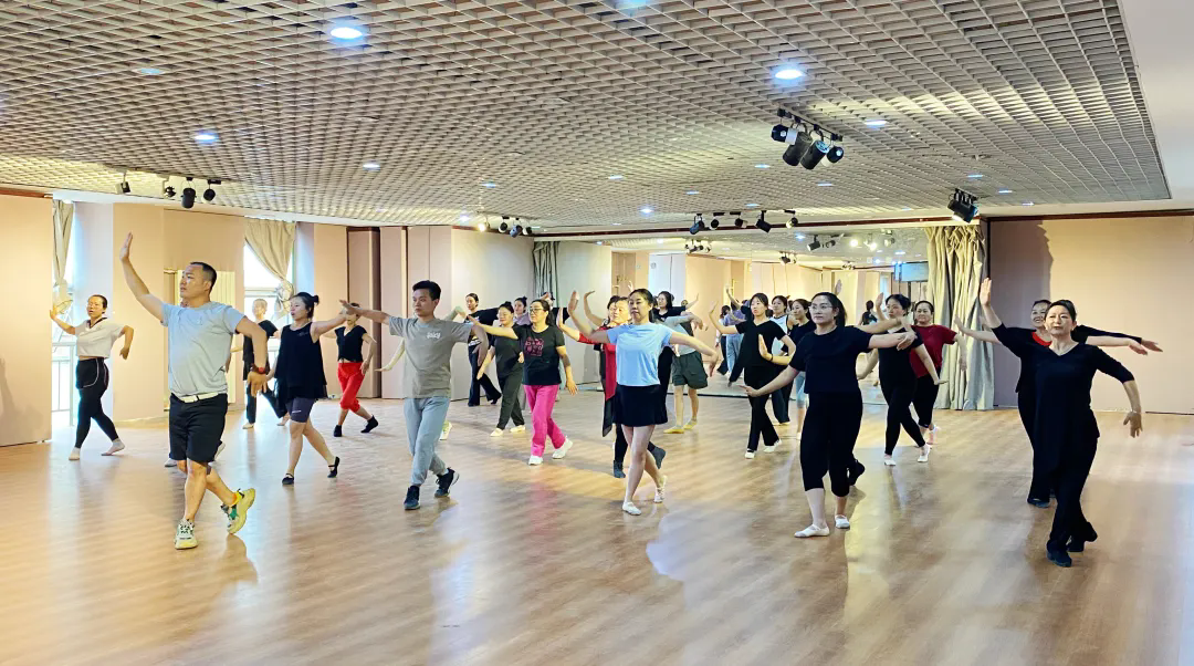 【四中全会在基层】点滴服务见真情！九原区用“心”托起职工“大幸福”