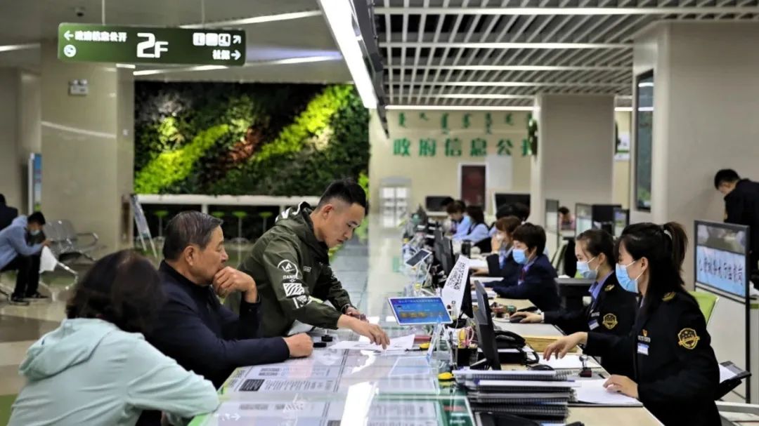 第二标题服务：九原区政务服务大厅办事效率快捷，服务真诚贴心.jpg