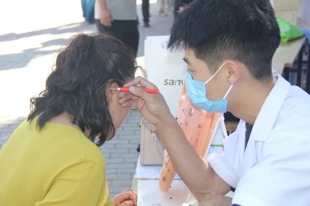 第一部分：九原区中西医结合医院为居民进行中医诊疗义诊.jpg