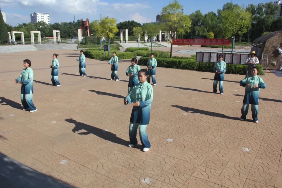 第一部分：九原区举办中医药健康夜市，向群众普及中医药知识.jpg