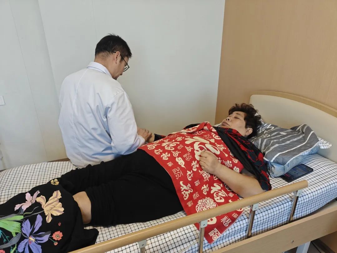 在九原区普芮医养中心，专业医师为老人把脉诊疗.jpg