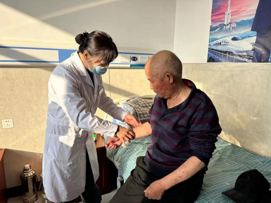 第三部分：专家医师团队定期来哈林格尔敬老院为老人巡诊.jpg