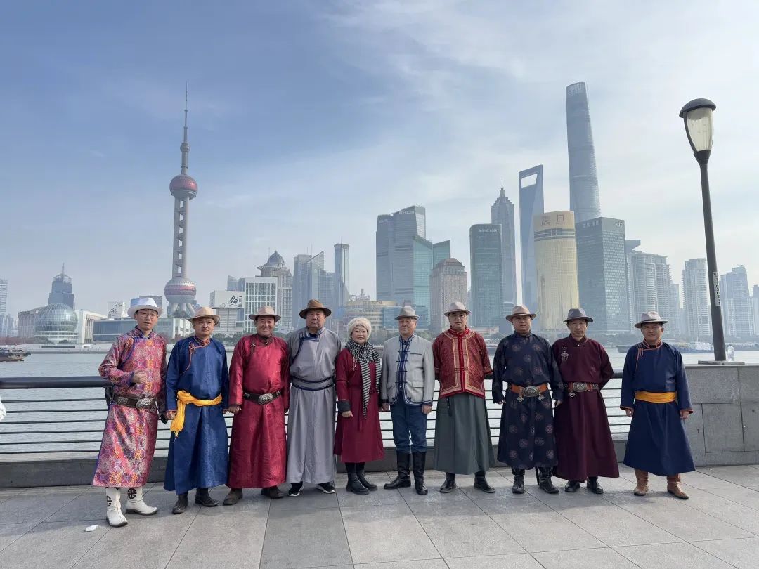 1745982813415053793.jpg auto