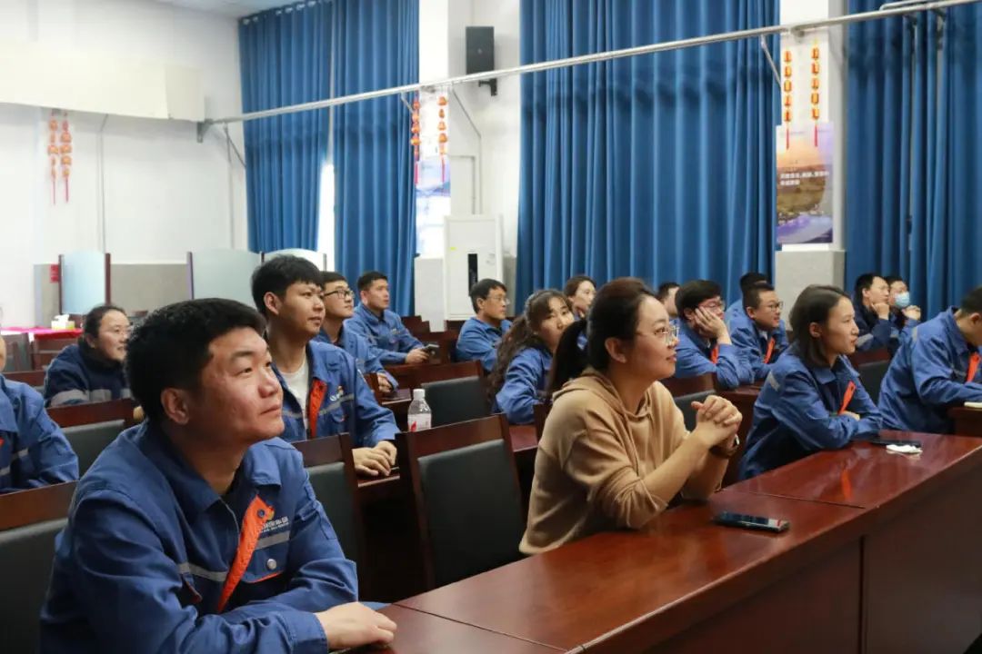 九原青年夜校进企业 包头市首创水务有限公司青年职工正在认真听讲.jpeg
