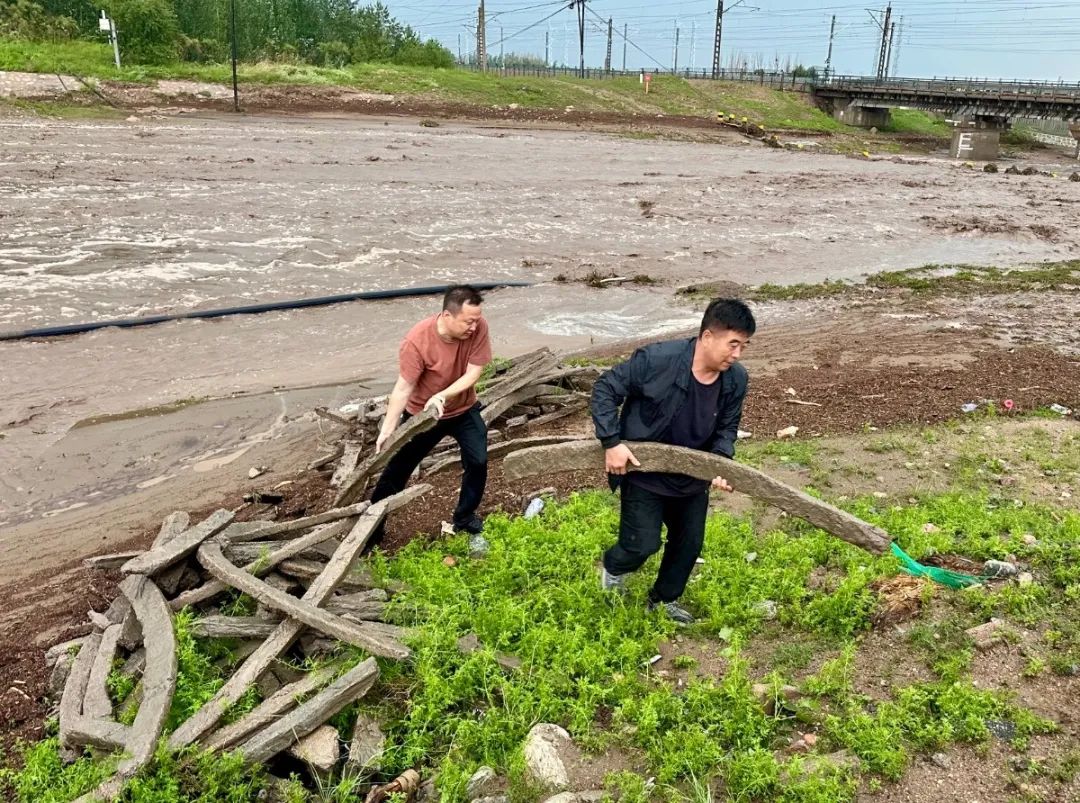 第三部分：哈林格尔镇工作人员帮助受灾居民修复家园.jpg