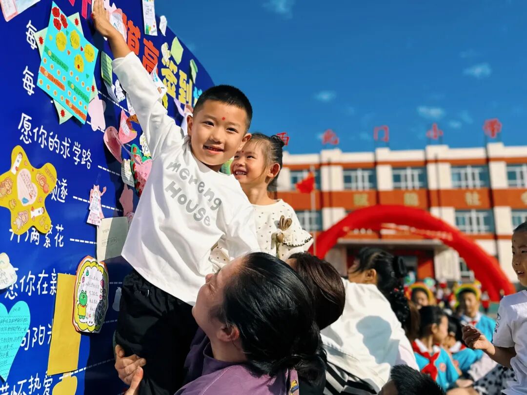 九原区西北门小学小萌新的小学生活开始啦.jpg